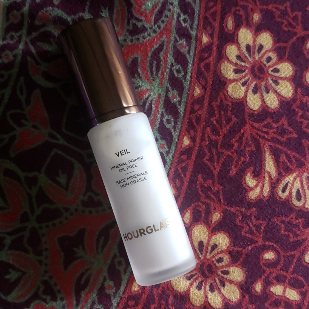 Hourglass mineral veil primer